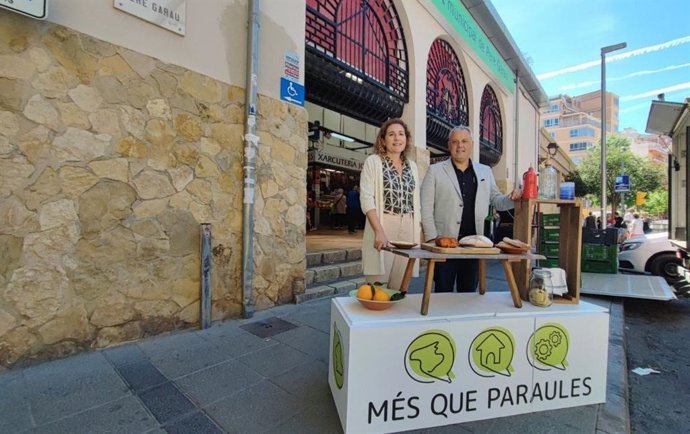 Ins Perelló y Jaume Alzamora (MÉS) en un mercado municipal.