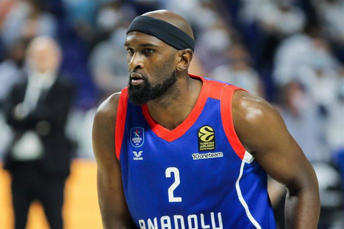 Archivo - El jugador estadounidense Chris Singleton durante un partido con el Anadolu Efes turco