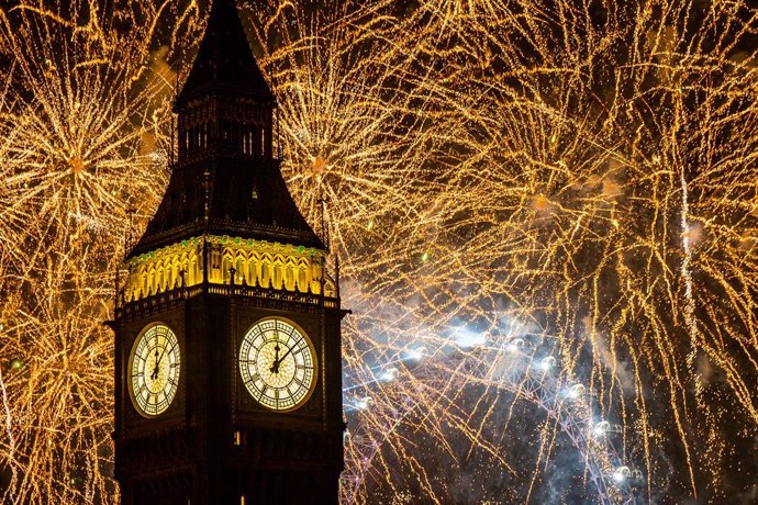 Archivo - 31 December 2022, United Kingdom, London: Fireworks light up the sky over the London Eye and the Elizabeth Tower (Big Ben) in central London during the New Year celebrations. Photo: Aaron Chown/PA Wire/dpa