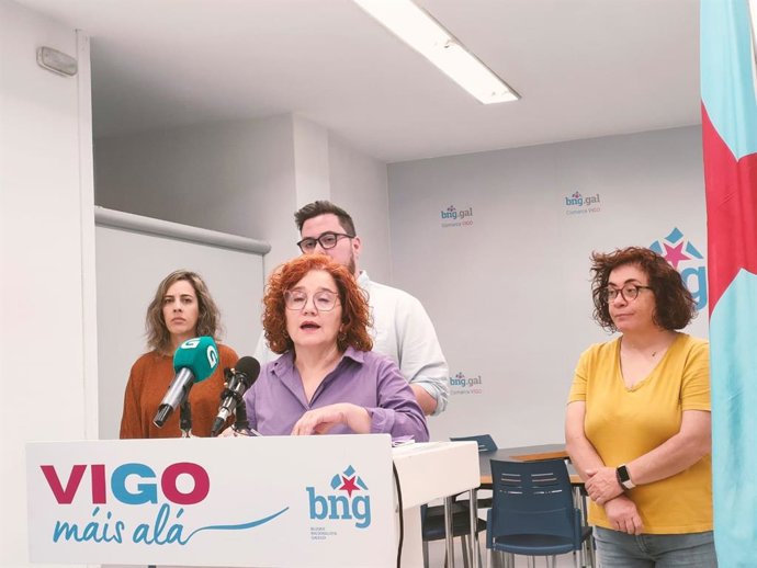 La diputada autonómica del BNG Montse Prado, junto con las también diputadas Alexandra Fernández y María do Carme González, y el candidato a la Alcaldía de Vigo, Xabier P. Igrexas.
