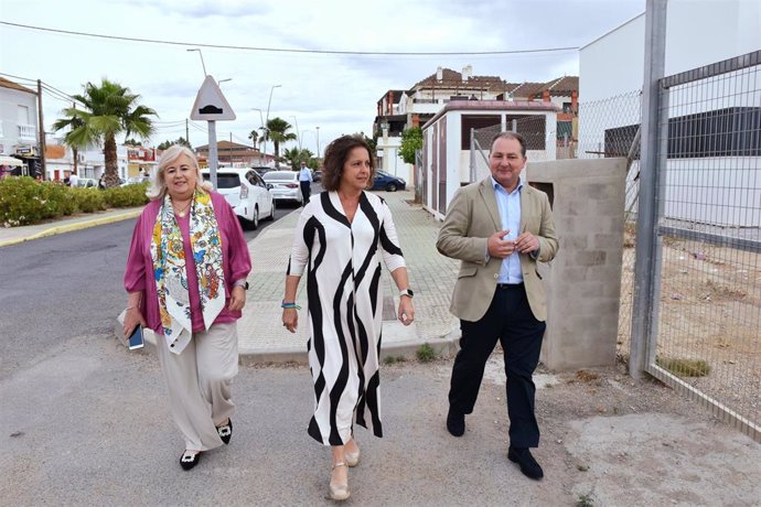 La consejera de Salud y Consumo de la Junta de Andalucía, Catalina García, en Corrales, núcleo de Aljaraque (Huelva).