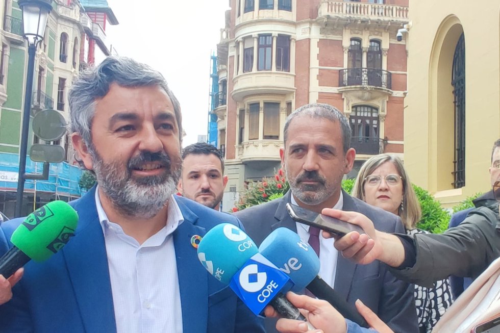 El consejero Alejandro Calvo y el secretario general de Infraestructuras, Francisco Javier Flórez en Oviedo