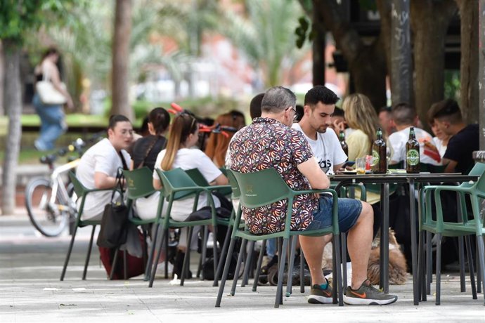 Varias personas sentadas en una terraza, a 27 de abril de 2023, en Murcia, Región de Murcia (España). Las lluvias han dejado en la Región de Murcia ocho veces menos cantidad que hace un año. La Aemet ha registrado, durante el primer trimestre de 2023, u