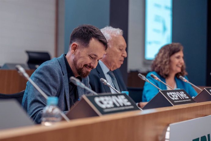 (I-D) El exvicepresidente segundo del Gobierno, Pablo Iglesias, y el exministro de Exteriores José Manuel García-Margallo durante una jornada de CEPYME, a 25 de abril de 2023, en la sede de la Confederación, en Madrid (España).