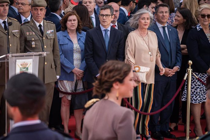 El ministro de la Presidencia, Relaciones con las Cortes y Memoria Democrática, Félix Bolaños (c), durante el acto cívico militar con motivo del Día de la Comunidad de Madrid en la Puerta del Sol, a 2 de mayo de 2023, en Madrid (España).