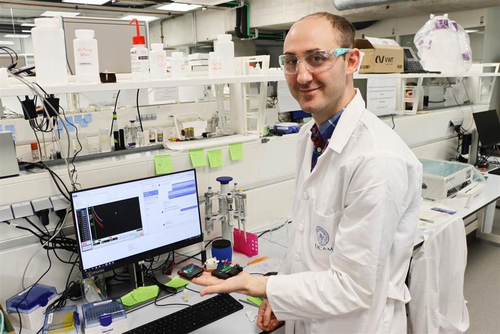 Archivo - Alexander Wiorek, investigador de la unidad UCAM-SENS, muestra el sensor en los laboratorios de UCAM HiTech, Sport & Health Innovation Hub, desarrollado para medir fosfatos en el agua.