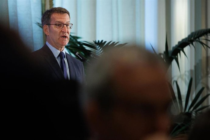 El presidente del PP, Alberto Núñez Feijóo, interviene en un desayuno organizado por Nueva Economía Fórum, en el Hotel Mandarin Oriental Ritz, a 3 de mayo de 2023, en Madrid (España).