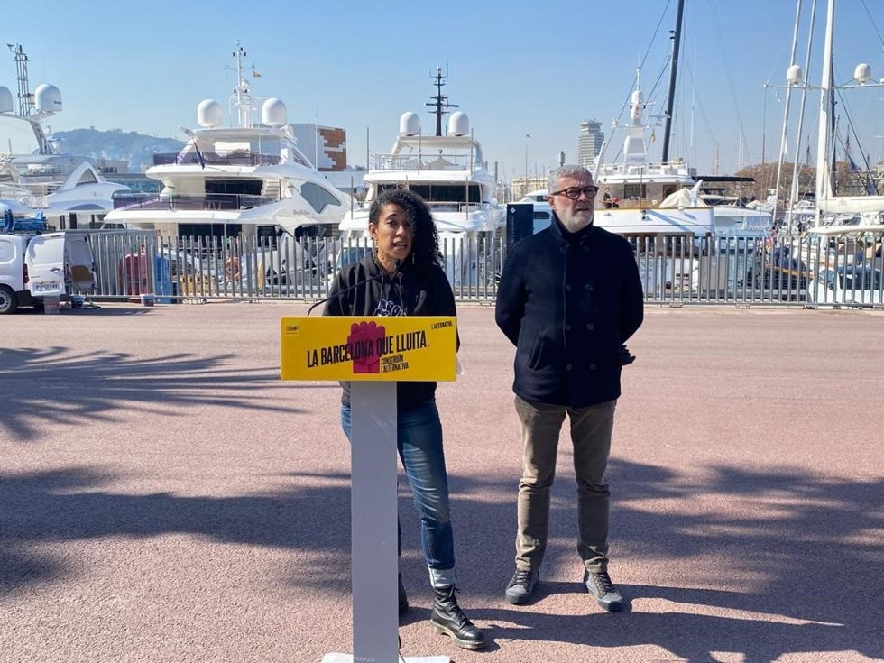 Archivo - La candidata a la alcaldía de Barcelona y diputada en el Parlament, Basha Changue (CUP), y el diputado Carles Riera. Archivo