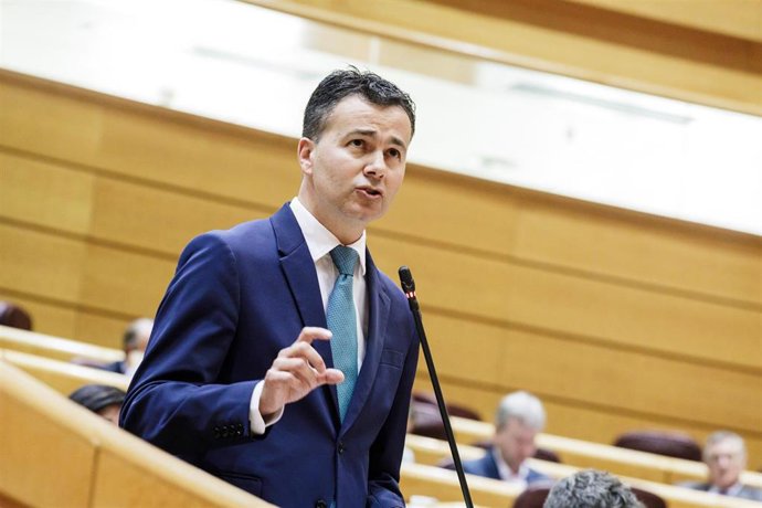 Archivo- El ministro de Industria, Comercio y Turismo, Héctor Gómez, interviene durante una sesión de control al Gobierno en el Senado, a 18 de abril de 2023, en Madrid (España). 