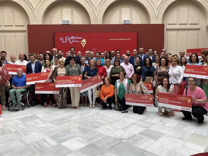 Entrega de los cheques a las asociaciones que han recibido los fondos recaudados en los eventos solidarios del programa 'La Cultura del Vino' en Ciudad Real