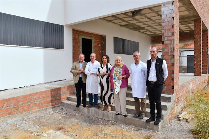 La consejera de Salud y Consumo de la Junta de Andalucía, Catalina García, en su visita a las obras de construcción del nuevo consultorio de la pedanía de Corrales (Huelva).