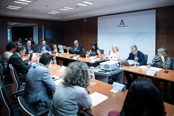 El consejero de Universidad, Investigación e Innovación, José Carlos Gómez Villamandos, se reúne con los gerentes de las diez universidades andaluzas.