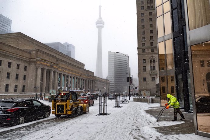 Archivo - 23 December 2022, Canada, Toronto: People and cars are seen on the street in down-town Toronto amid a winter storm. Photo: Winston Tang/ZUMA Press Wire Service/dpa