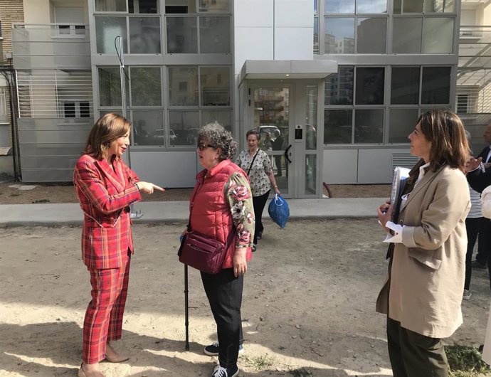 La candidata del PP a la Alcaldía de Zaragoza, Natalia Chueca, delante de unas viviendas rehabilitadas en la calle Peña Oroel