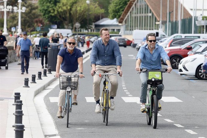 El portavoz de Campaña del PP y vicesecretario de Cultura y Sociedad  del PP, Borja Sémper, junto a candidatos de su partido en Gipuzkoa