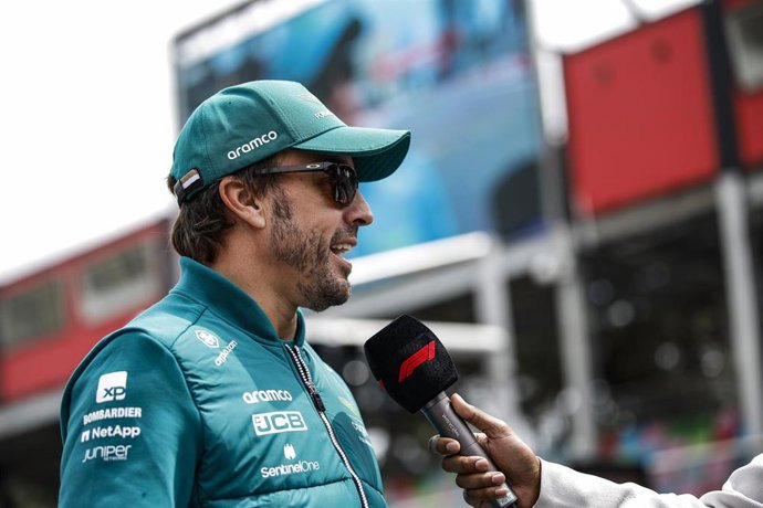 El piloto español Fernando Alonso atiende a los medios tras el GP de Azeirbayán 2023