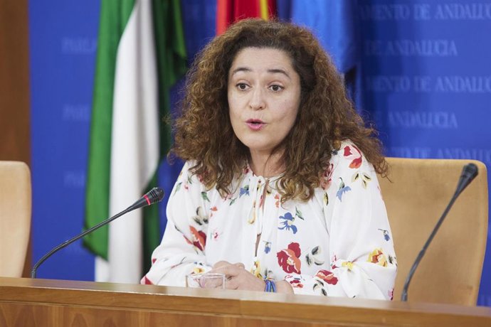 La portavoz del Grupo Por Andalucía, Inmaculada Nieto, durante la ronda de ruedas de prensa de portavoces de los grupos parlamentarios con motivo de la reunión de la Mesa y de la Junta de Portavoces en el Parlamento de Andalucía, a 3 de mayo de 2023 en 