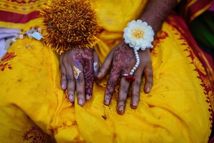 Archivo - Manos de una joven preparadas para una boda en Bangladesh