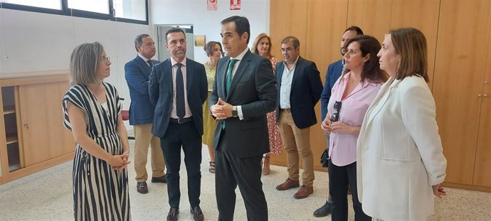 El consejero de Justicia, José Antonio Nieto, con el delegado territorial Javier Millán, en los juzgados de Coria del Río, en Sevilla.
