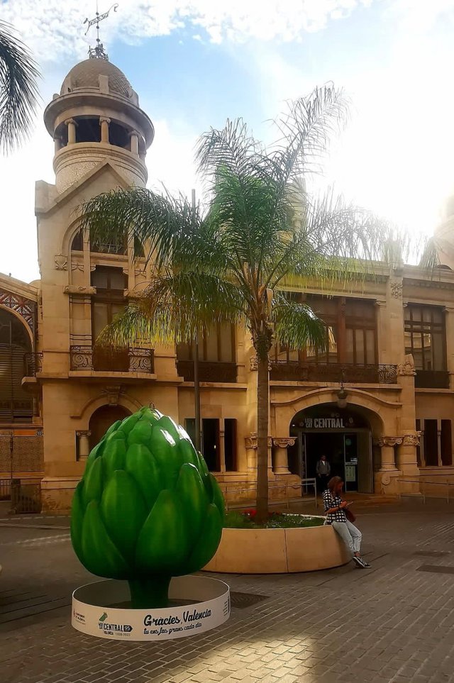 Imagen de una de las verduras gigantes distribuidas por València para la yincana del Mercado Central