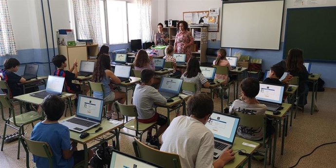 Alumnos de cuarto de primaria de un colegio de Baleares realizando las pruebas Timss