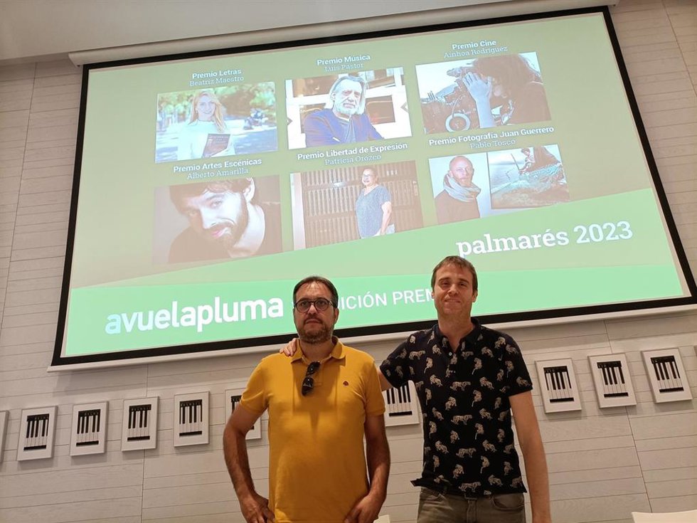 Sergio Martínez y Conrado Gómez, responsables de la asociación cultural Avuelapluma de Cáceres