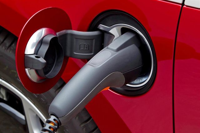 El Ayuntamiento inicia los trámites para poner en marcha una red de puntos de recarga de vehículos eléctricos Archivo - Cargador de un coche eléctrico.