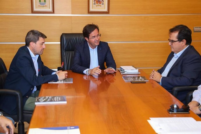 El alcalde de El Ejido se reúne con el diputado provincial de Fomento.