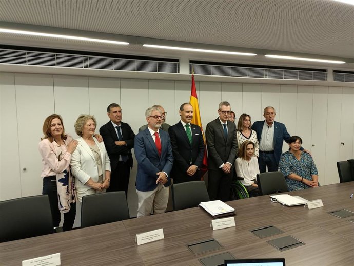 El Fiscal de Sala Coordinador de Seguridad Vial, Luis del Río, firma un Protocolo con representantes de diversas entidades y asociaciones de víctimas.