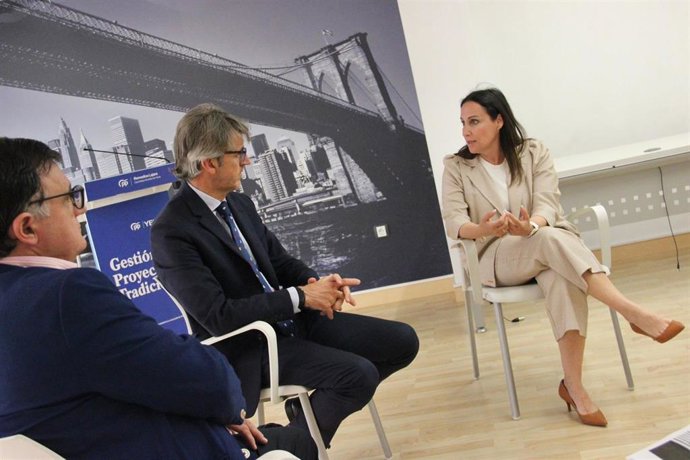 El vicesecretario de Desarrollo Económico del PPRM y candidato a la Asamblea Regional, Luis Marín, en su visita a Yecla