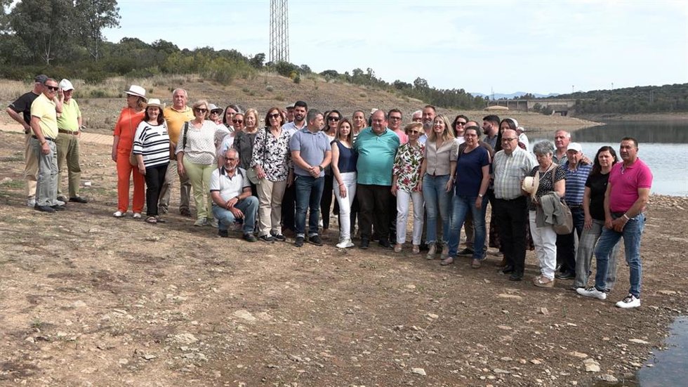 María Guardiola visita la presa de Valdecaballeros