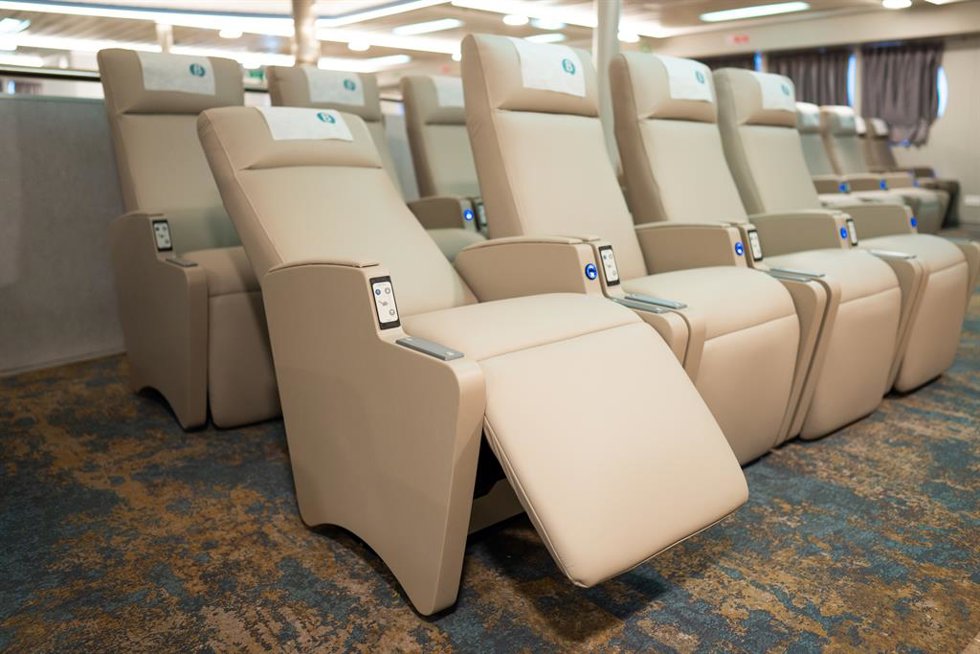 Nuevas butacas en un fast ferry de Baleria.