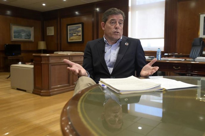 El nuevo delegado del Gobierno de España en Galicia, José Ramón Gómez Besteiro, durante una entrevista para Europa Press, en la delegación del Gobierno, a 27 de abril de 2023, en A Coruña, Galicia (España). José Ramón Gómez Besteiro sustituye en este ca