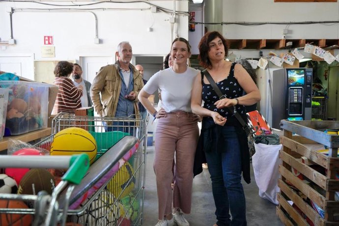 La presidenta del PP balear y candidata a la presidencia del Govern, Marga Prohens, durante su visita a la Fundació Deixalles.