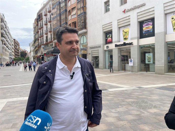 El senador onubense del PSOE Amaro Huelva, en rueda de prensa.