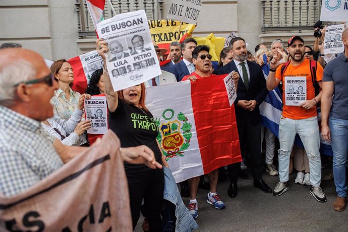 El líder de VOX, Santiago Abascal (c), apoya los manifestantes que participan en una protesta frente al Congreso de los Diputados, contra la visita del presidente de Colombia a España, a 3 de mayo de 2023, en Madrid (España). Los manifestantes han prote
