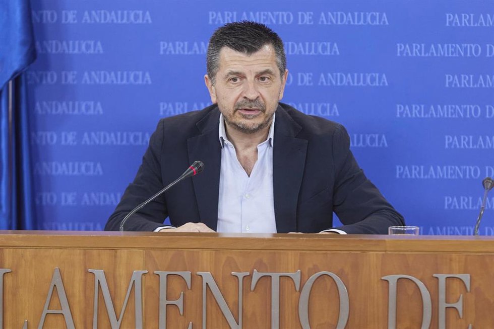 El portavoz del Grupo Parlamentario Popular, Toni Martín, durante la ronda de ruedas de prensa de portavoces de los grupos parlamentarios con motivo de la reunión de la Mesa y de la Junta de Portavoces en el Parlamento de Andalucía, a 3 de mayo de 2023 