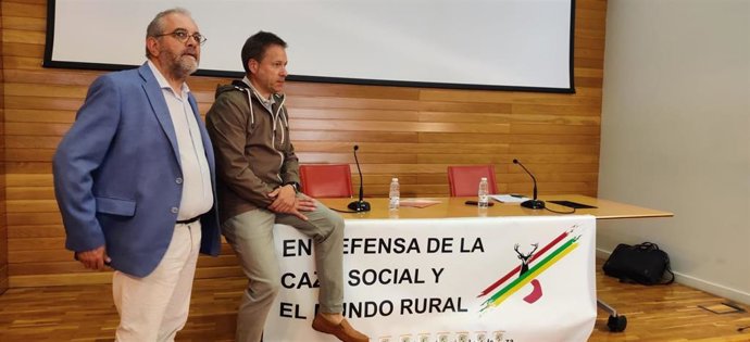 El presidente de la Federación Riojana de Caza, Eduardo Cornejo, a la derecha, y el secretario general de esta entidad, Alberto Gil-Albert, antes de la comparecencia de prensa para anunciar la manifestación a favor de la caza