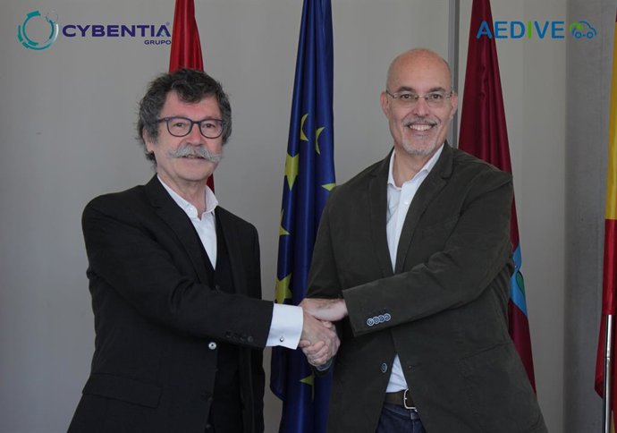 Javier López Tazón, director adjunto a la dirección general de Grupo Cybentia, y el director general de AEDIVE, Arturo Pérez de Lucía, en la firma del acuerdo entre ambas entidades.