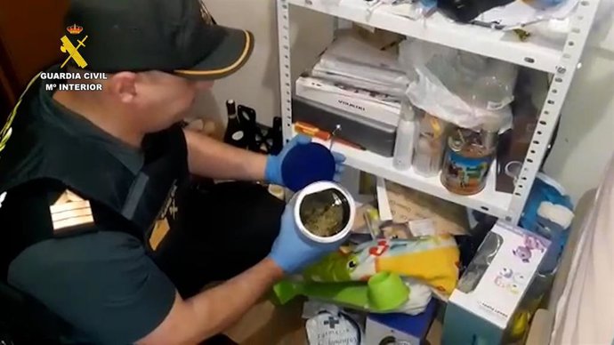 Un agente de la Guardia Civil en el domicilio desarticulado como punto de venta de droga en Zahara.