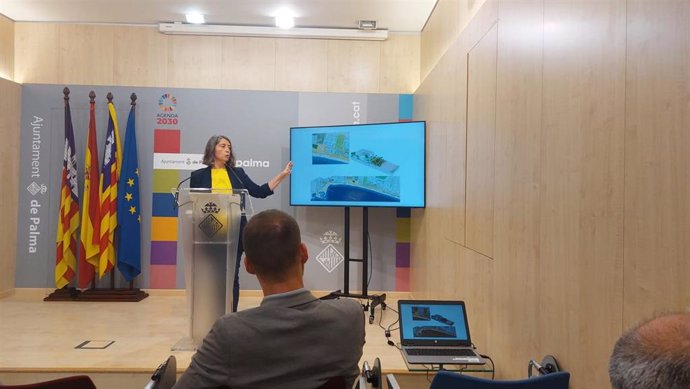 La regidora de Modelo de Ciudad, Vivienda Digna y Sostenibilidad, Neus Truyol, explica el proyecto de renaturalización del sistema dunar en la playa de Palma.