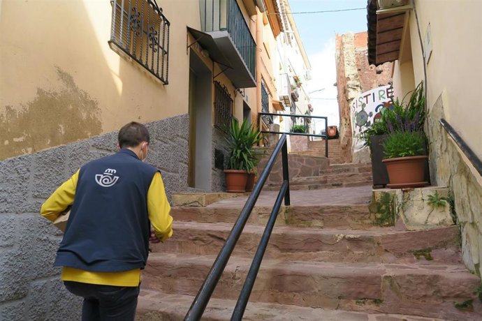 Archivo - Los carteros rurales de Correos realizan más de 32.000 operaciones en la Comunitat Valenciana de enero a julio