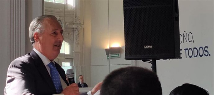 Santiago Miyares, durante sus palabras hoy en el encuentro con el candidato Conrado Escobar.