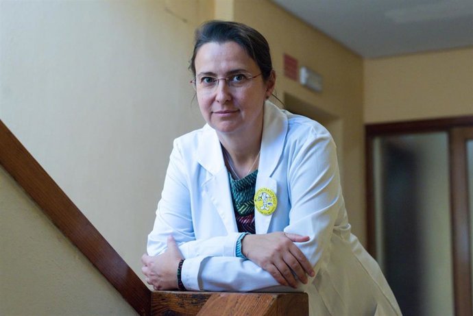 Archivo - La portavoz de AMYTS, Ángela Hernández, en la sede de AMYTS