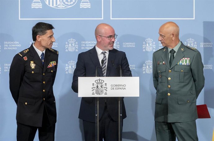 El delegado del Gobierno en la Comunidad de Madrid, Francisco Martín (c); el jefe superior de la Policía de Madrid, Manuel Soto Seoane (i), y el general jefe de la Zona de Madrid de la Guardia Civil, José Antonio Berrocal (d), durante una rueda de prens