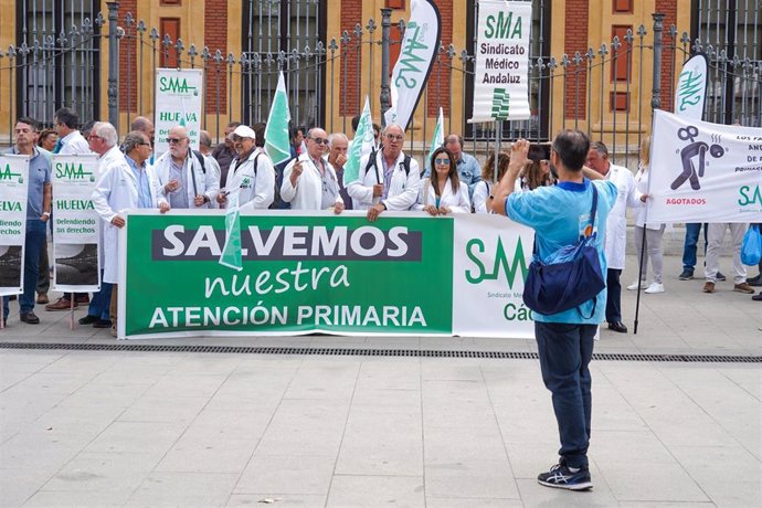 Sanitarios del Sindicato Médico Andaluz, concentrados ante el Palacio de San Telmo con motivo de la cuarta jornada de huelga de 24 horas en atención primaria para reivindicar la mejora de sus condiciones laborales y retributivas  a 03 de mayo del 2023