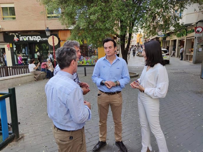 Agustín González (c), junto a otros miembros de la candidatura del PP.