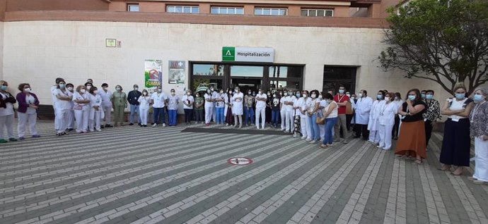 Protesta contra las agresiones a personal sanitario en El Ejido (Almería).