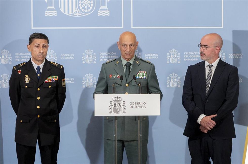 El delegado del Gobierno en la Comunidad de Madrid, Francisco Martín (d); el jefe superior de la Policía de Madrid, Manuel Soto Seoane (i), y el general jefe de la Zona de Madrid de la Guardia Civil, José Antonio Berrocal (c), durante una rueda de prens