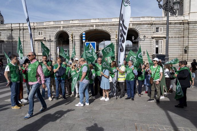 Trabajadores de Patrimonio Nacional durante una concentración convocada por la Central Sindical Independiente y de Funcionarios (CSIF), frente al Palacio Real, a 3 de mayo de 2023, en Madrid (España). Los trabajadores de Patrimonio Nacional se han conce
